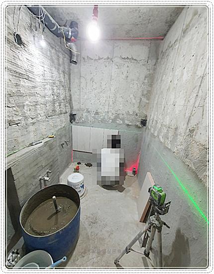 천장 배관과 전선이 노출된 공사 중인 공간
