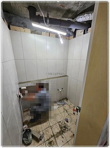 타일 부착 작업이 진행 중인 벽면