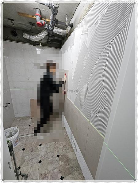 벽면에 본딩을 도포하고 타일을 부착하는 과정