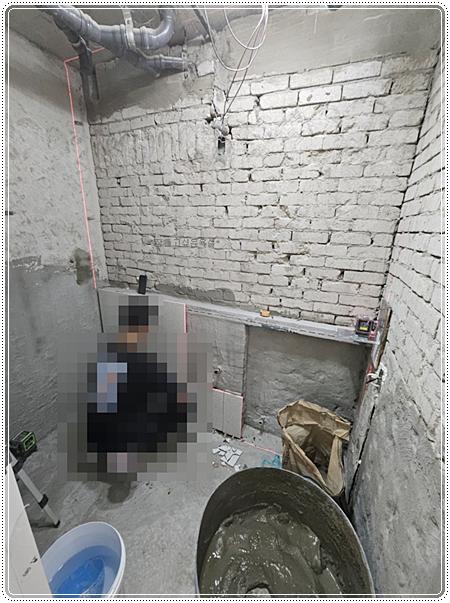 천장 배관 확인과 수평 측정 작업