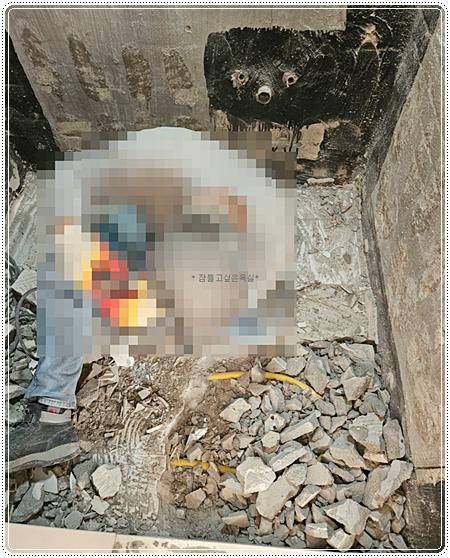 배관과 콘크리트 구조물이 노출된 철거 현장