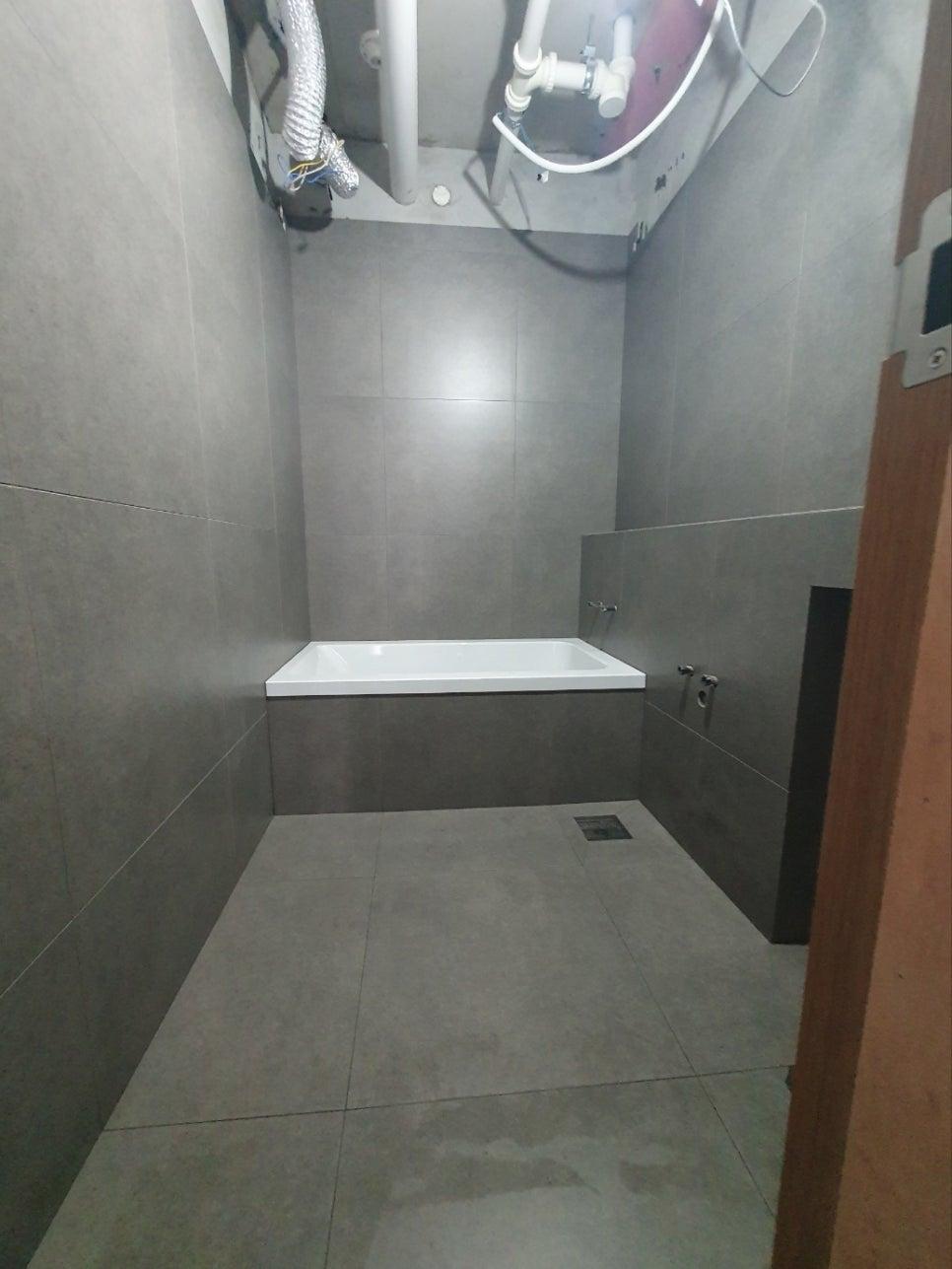 욕조 철거 후 방수 작업이 필요한 바닥 상태