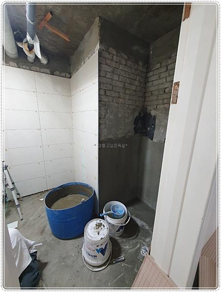일부 벽면에 타일 부착이 시작된 모습