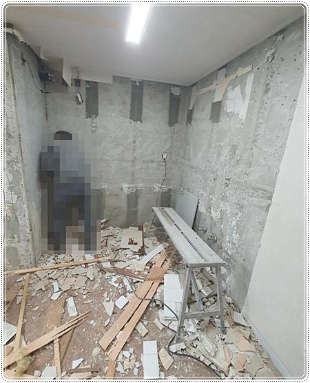새로운 설비를 위해 기존 시설물을 모두 걷어낸 실내 철거 현장