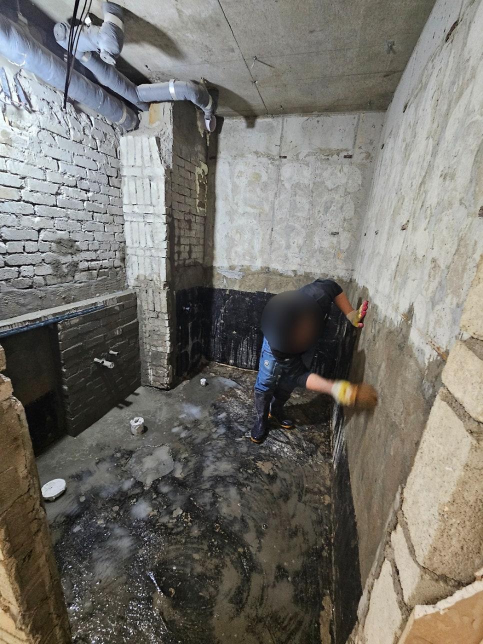 벽면의 브릭 구조물이 드러난 시공 중인 현장