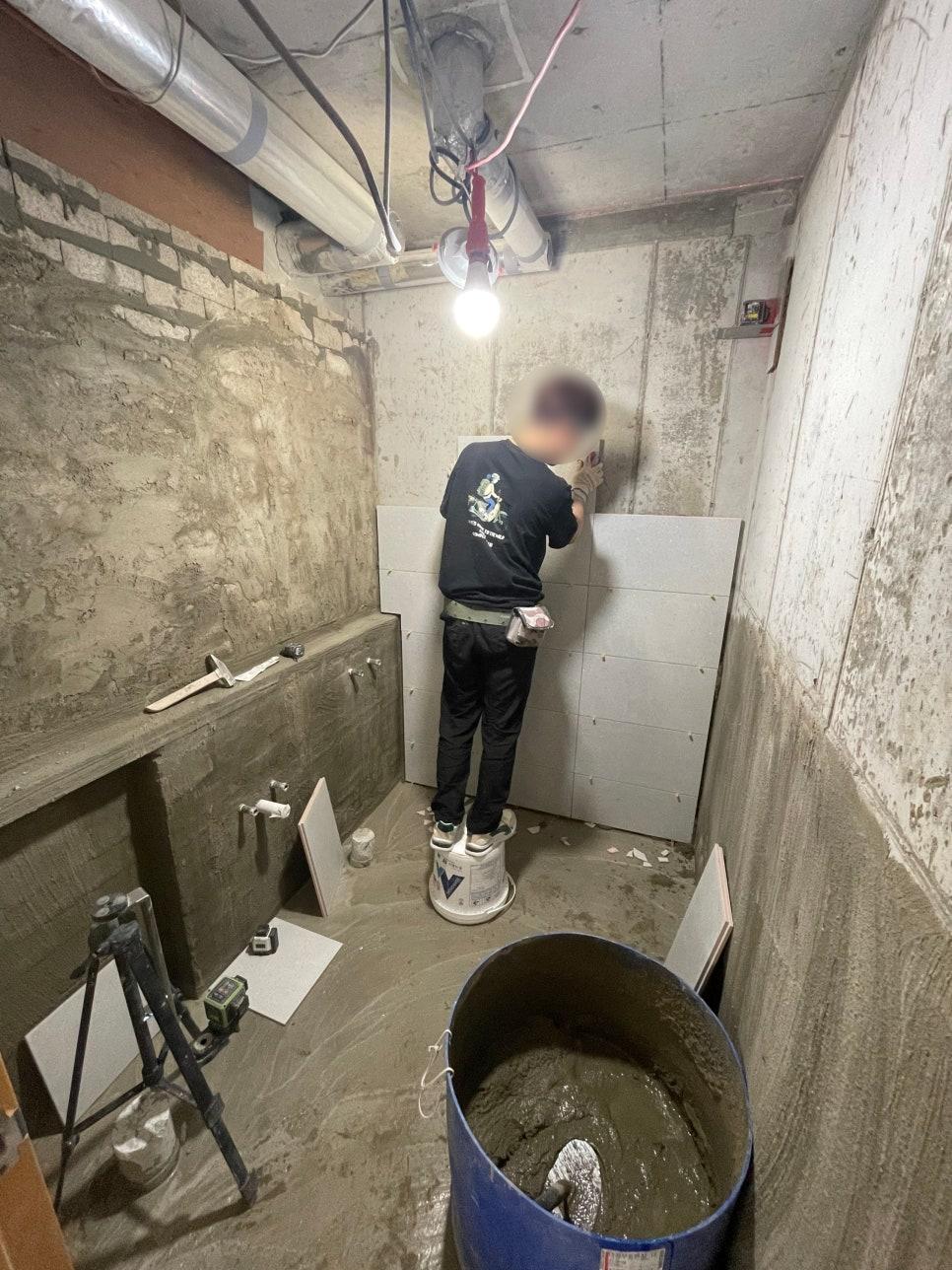 벽면 작업 중인 모습과 수공구