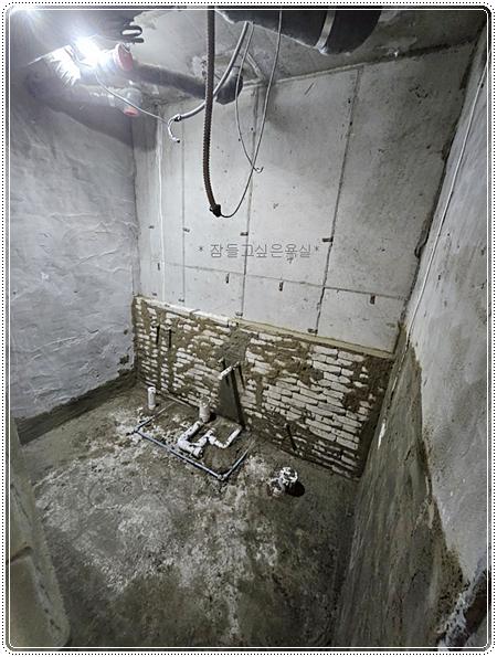 배관 시공 중인 내부 구조물