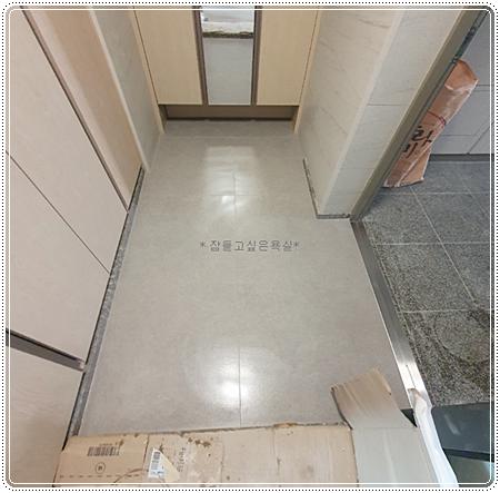 바닥면의 수평을 맞추는 시공 과정 근접샷