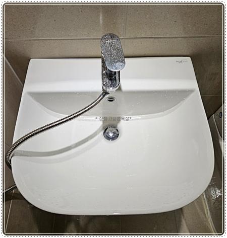 크롬 수전이 연결된 흰색 세면대