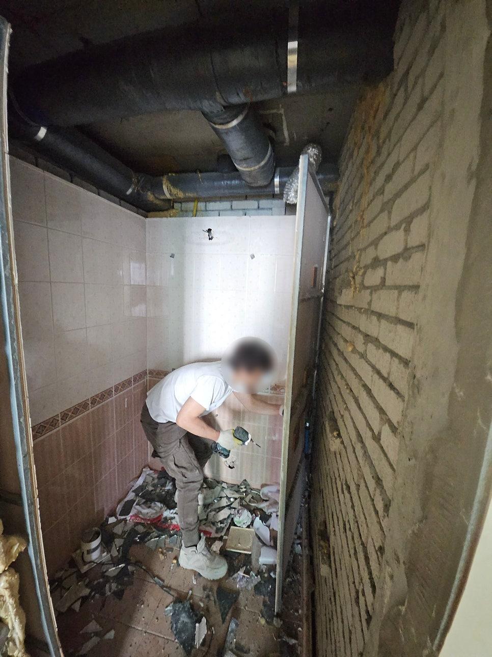 기존 구조물을 모두 걷어내는 철거 작업 중