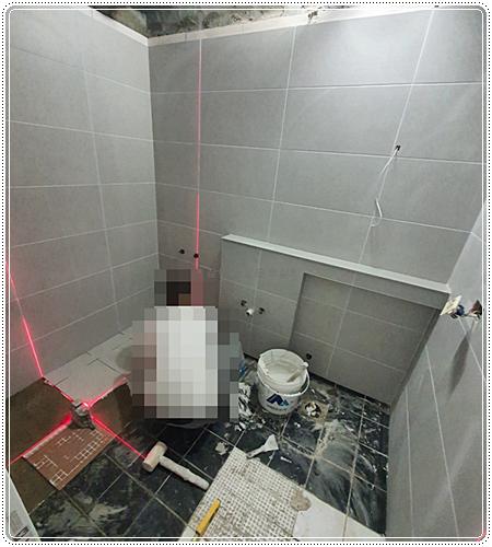 벽면을 채워가는 그레이 톤의 타일 작업