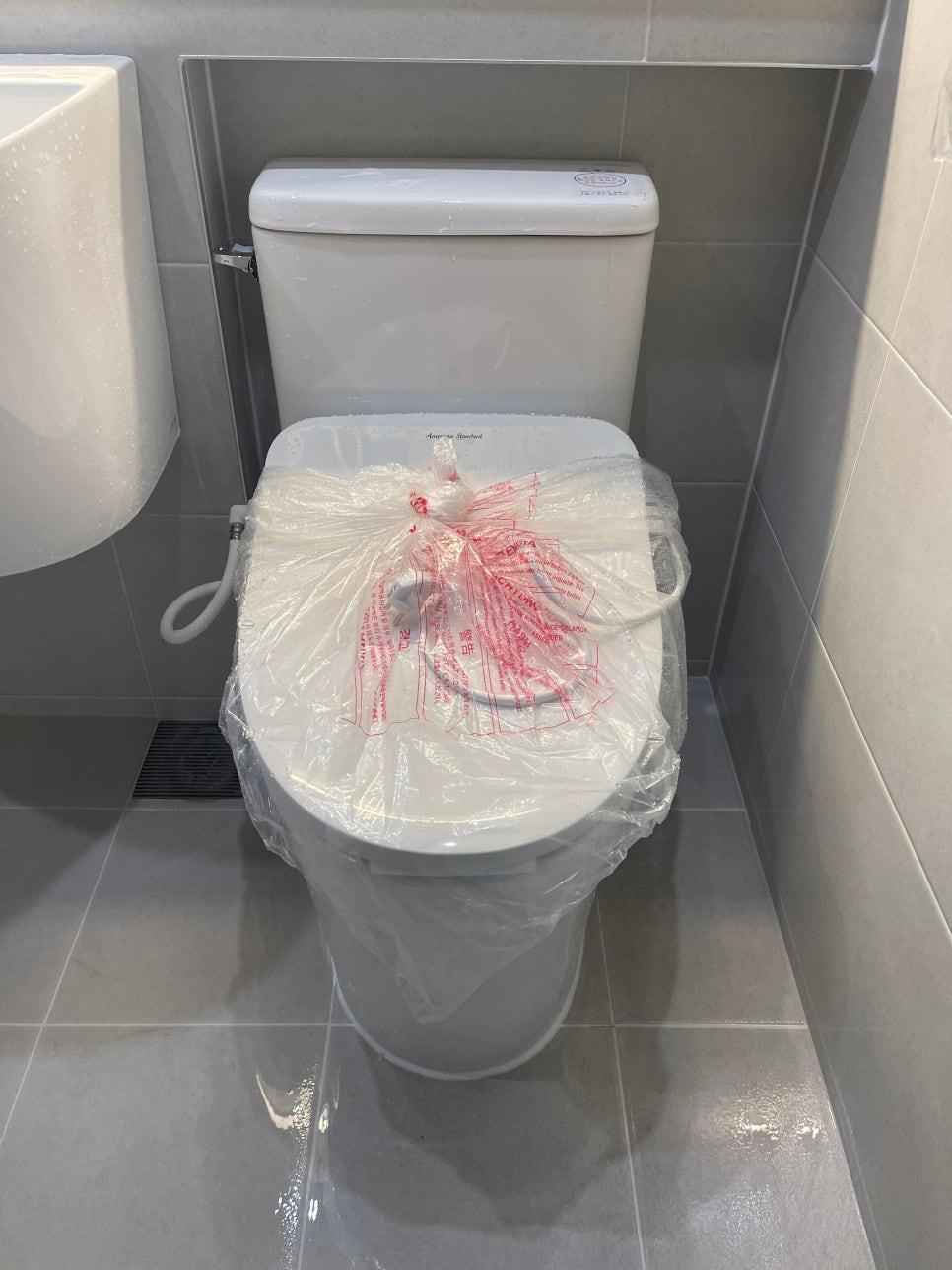 세면대와 양변기가 배치된 욕실의 일부