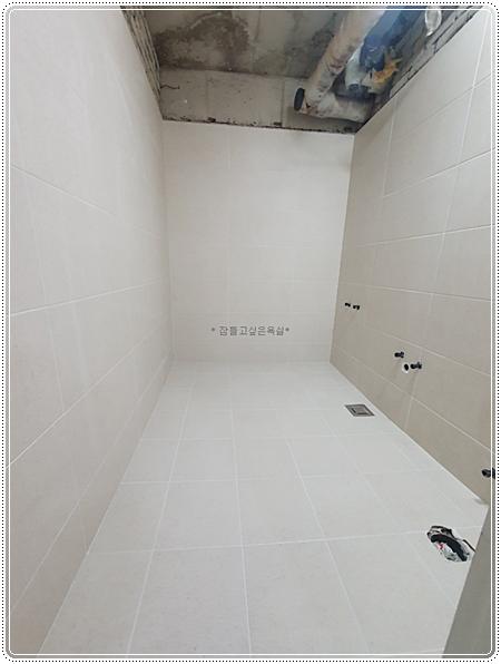 떠발이 공법으로 시공 중인 벽 타일
