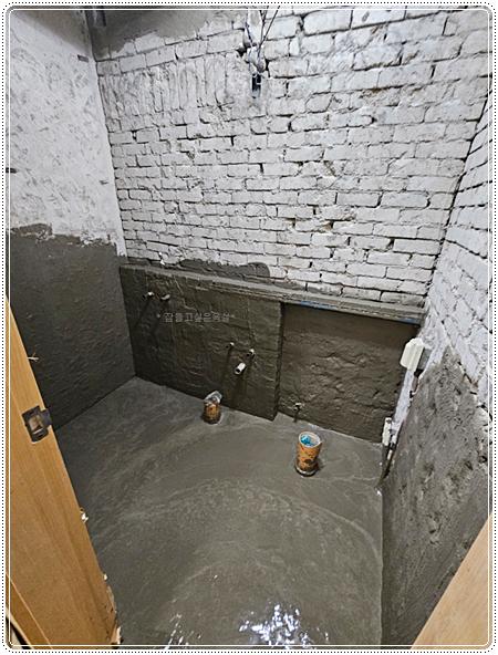 수도꼭지와 배관 설비가 완료된 공간