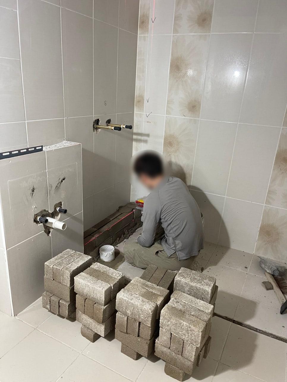 수도관이 노출된 초기 철거 상태의 욕실