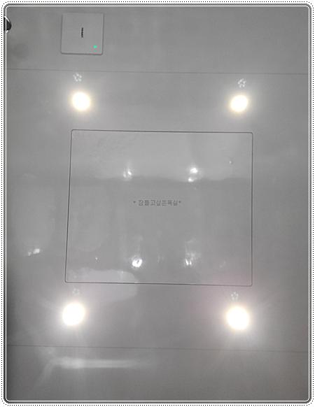 천장 조명과 프레임이 설치된 모습