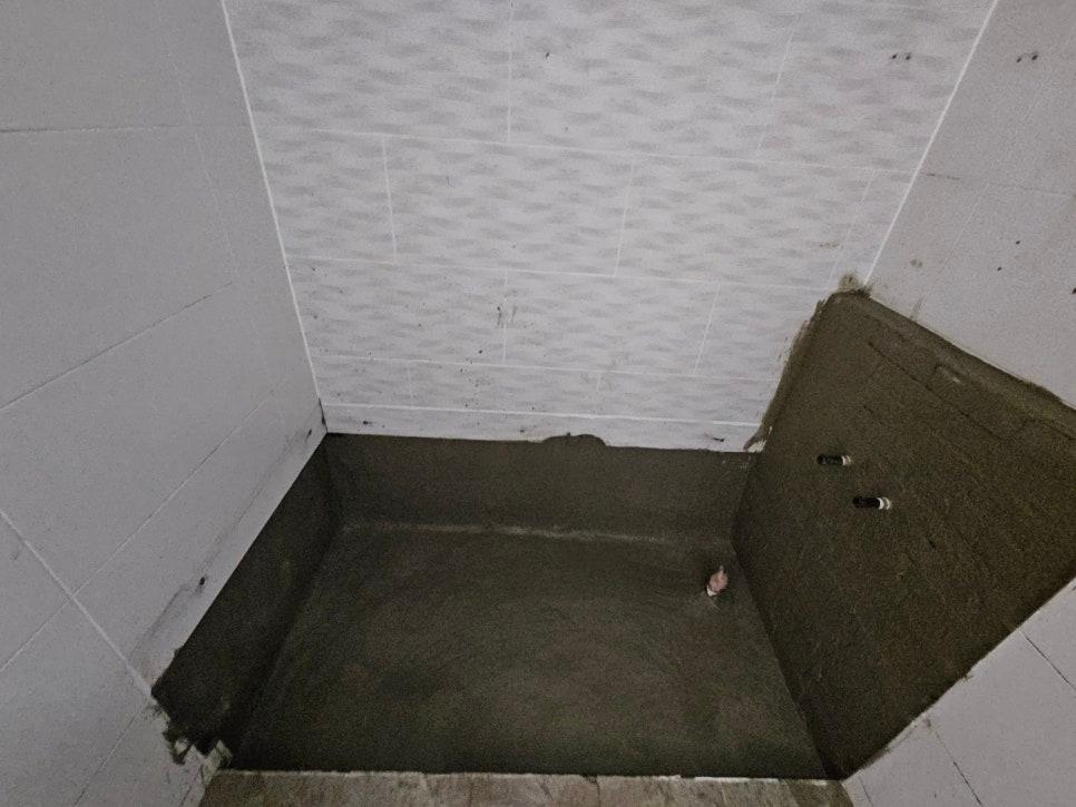 흰색 타일이 시공된 바닥과 벽면의 접합부