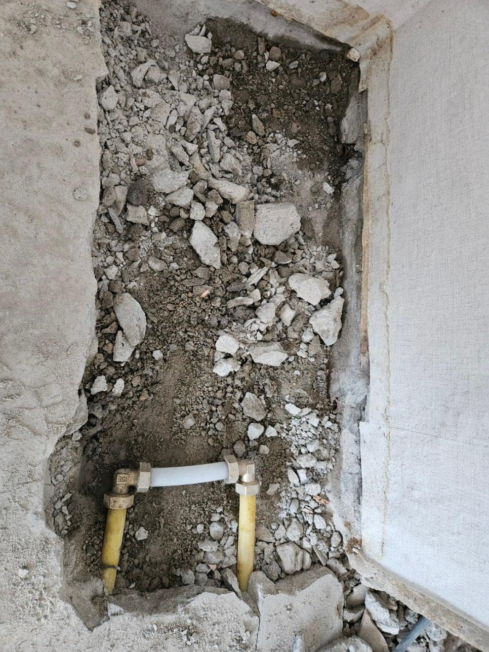 기존 배관을 정리하며 기초를 다지는 과정