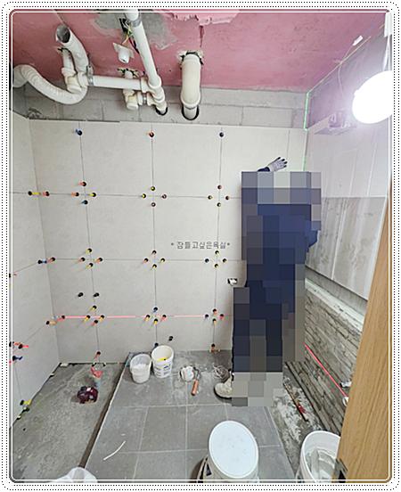 아이보리톤 타일이 부착되고 있는 벽면