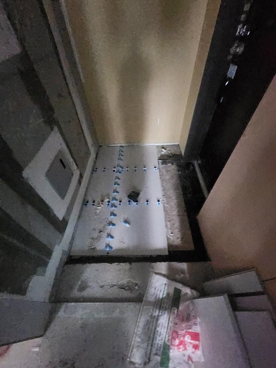 블루색 고정핀이 배치된 타일 시공 준비 상태