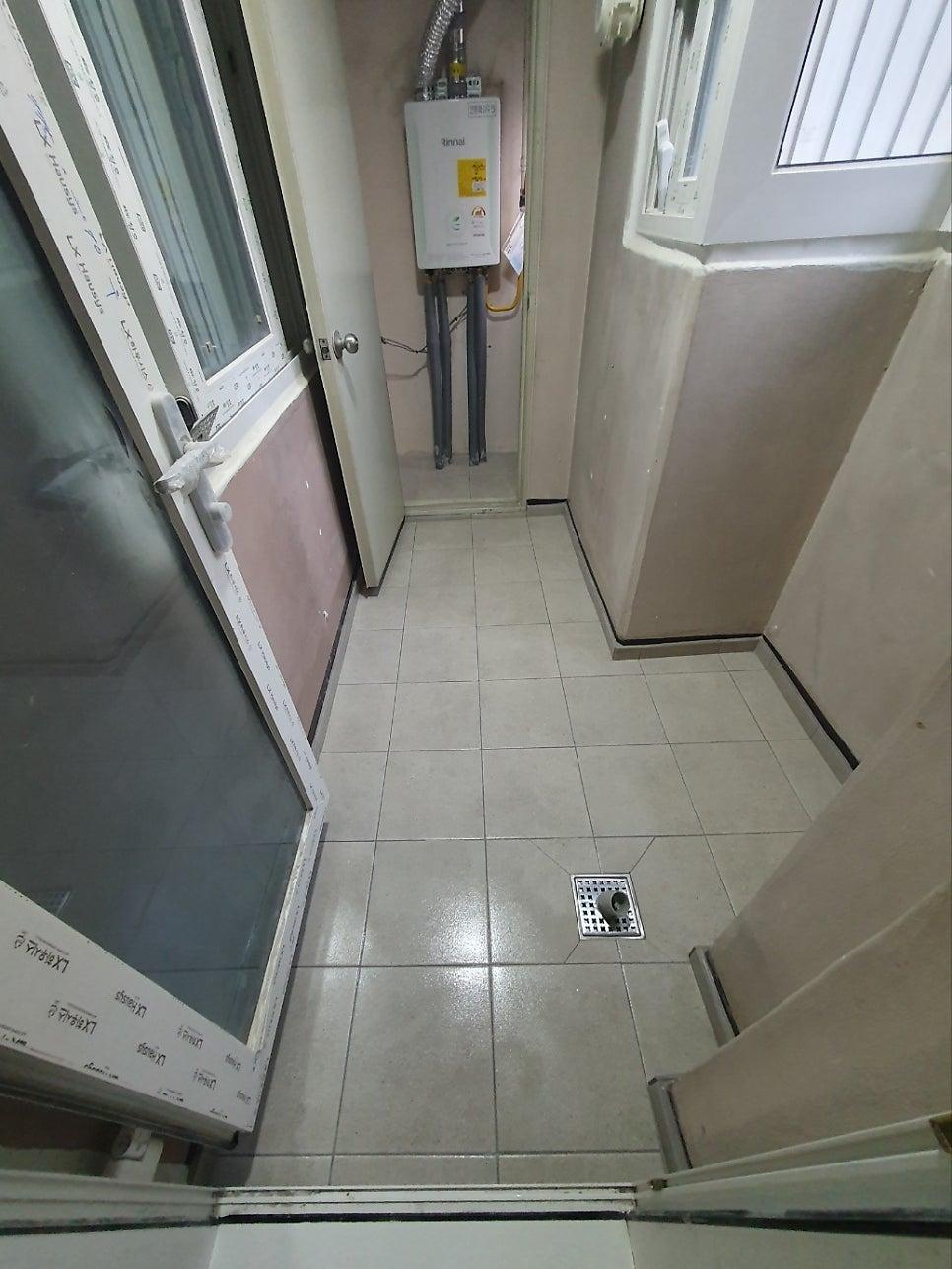 흰색 타일 바닥이 시공된 현관 공간