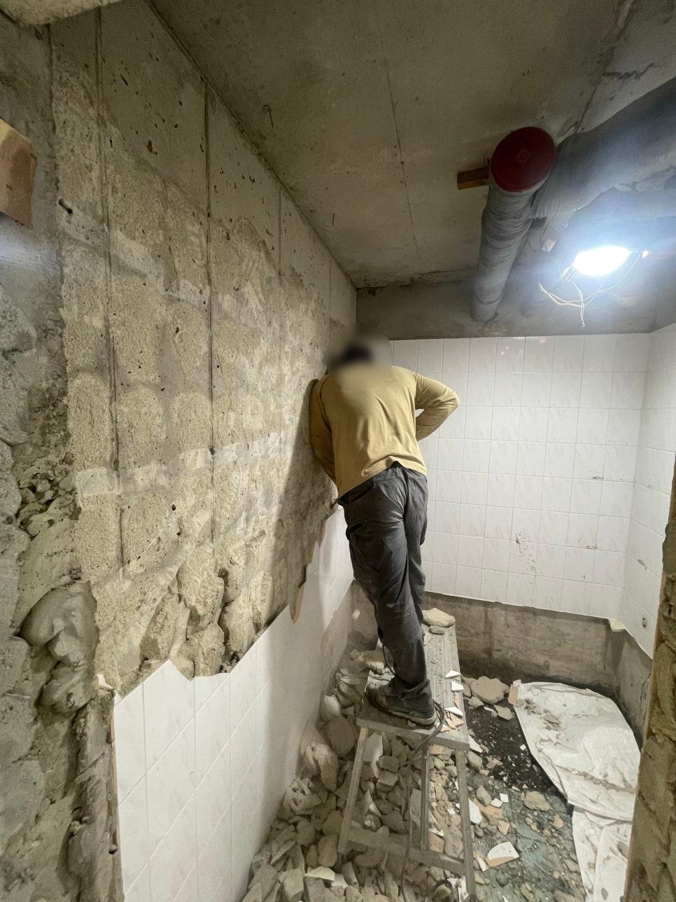 천장재와 타일을 모두 걷어내는 올 철거 과정입니다