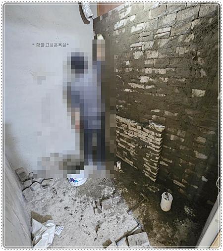 바닥 잔해 정리 후 기초 골조가 보이는 상태