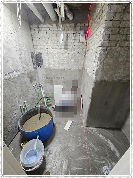 레이저 라인으로 수평을 잡고 있는 공사 현장