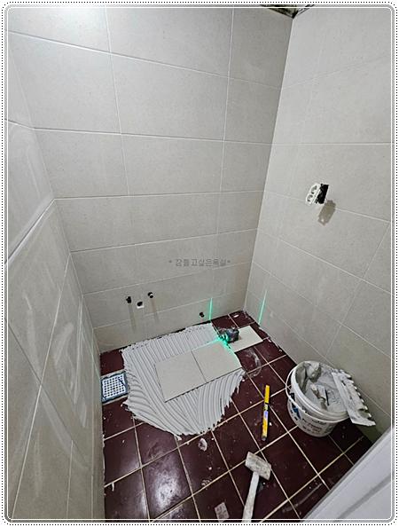 바닥 타일 근접 시공 상태