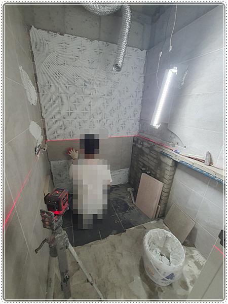 정밀한 타일 작업을 위해 준비된 수공구들