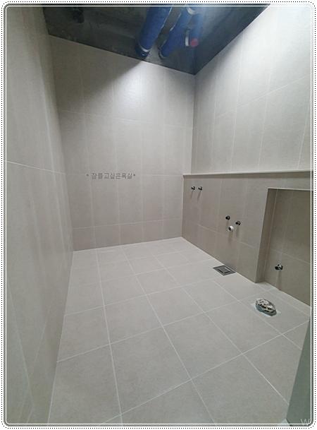 샤워 설비와 벽 타일이 맞닿은 시공 단계