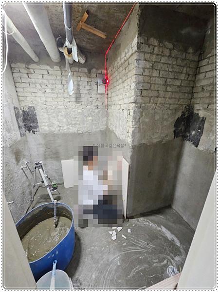 천장 배관과 전선이 노출된 작업 공간