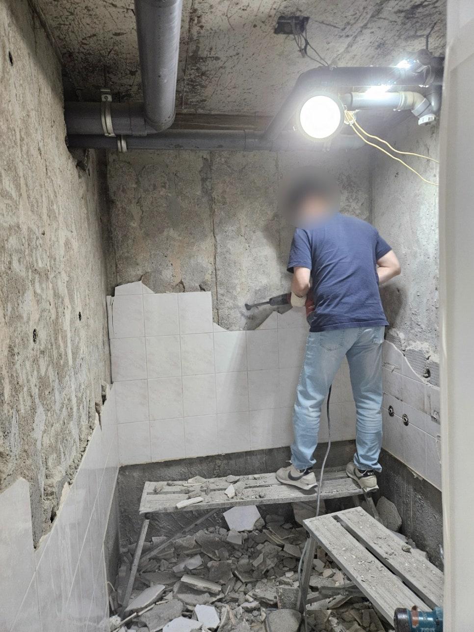 천장 전선이 노출된 상태에서 진행되는 타일 부착 작업