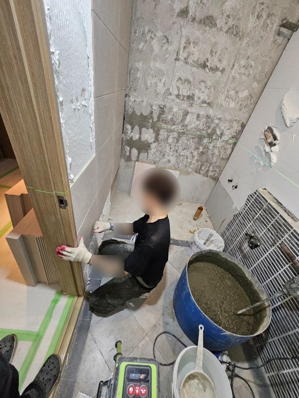 작업에 사용되는 수공구와 도어의 모습