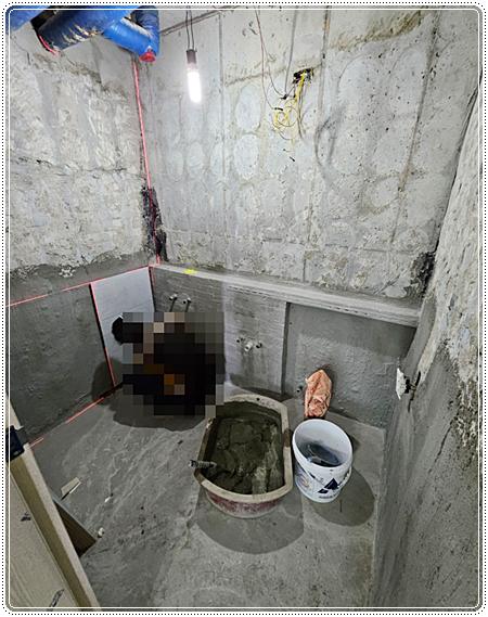 벽면에 붉은색 라인으로 측정 표시를 한 공사 현장