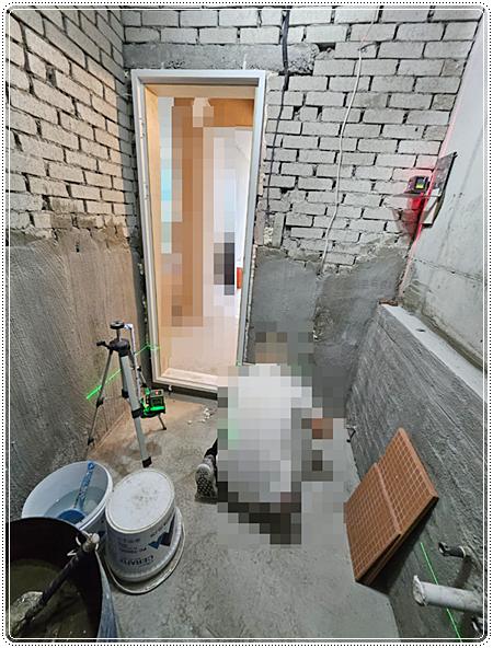 벽돌 조적과 장비들이 배치된 공사 공간