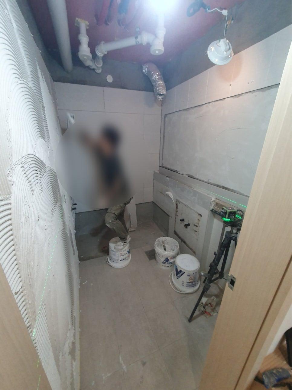 벽면 마감재와 천장 배관이 보이는 공사 현장