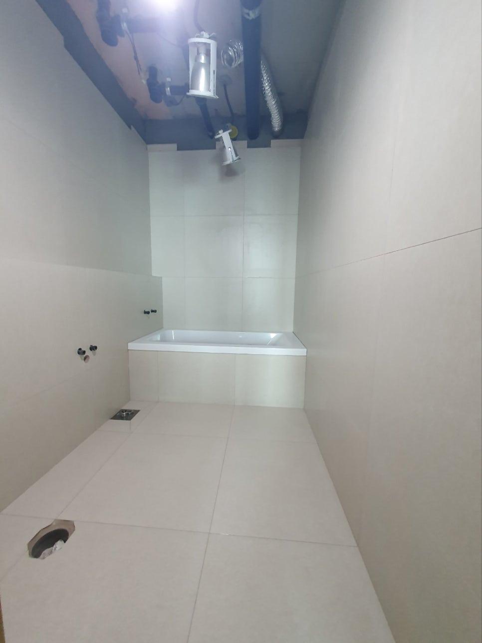 천장 배관과 조명 설비가 노출된 시공 단계