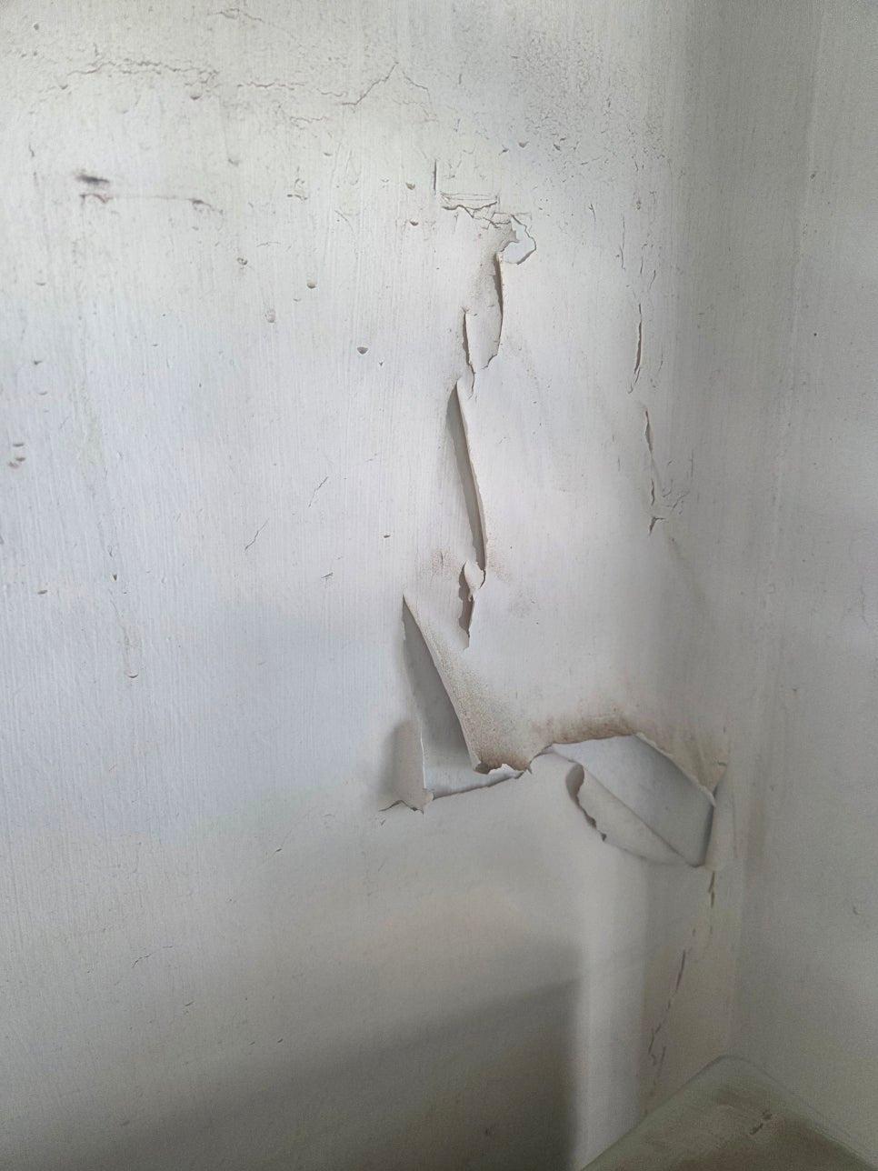 꼼꼼하게 벽면을 정리하며 진행 중인 공사 과정