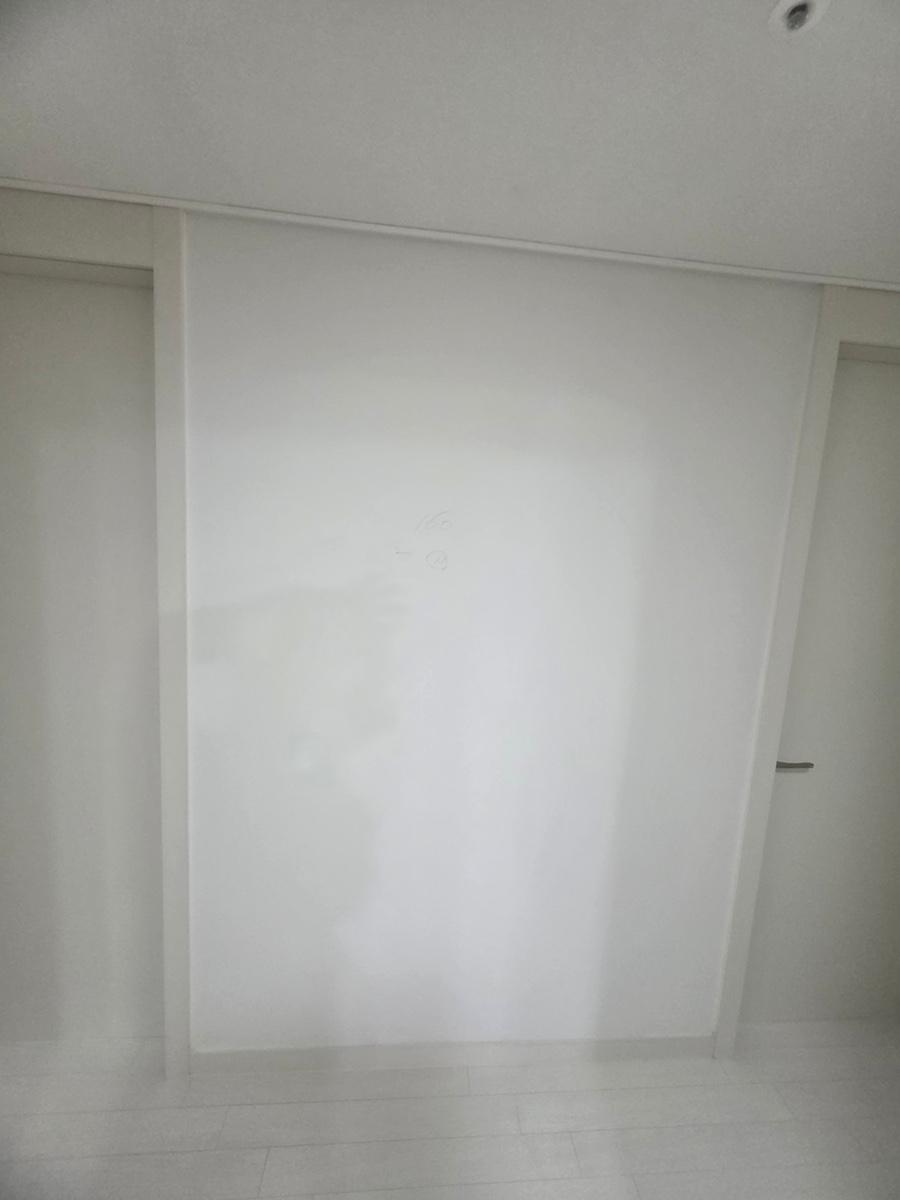 정교한 졸리컷으로 마감된 현관 입구