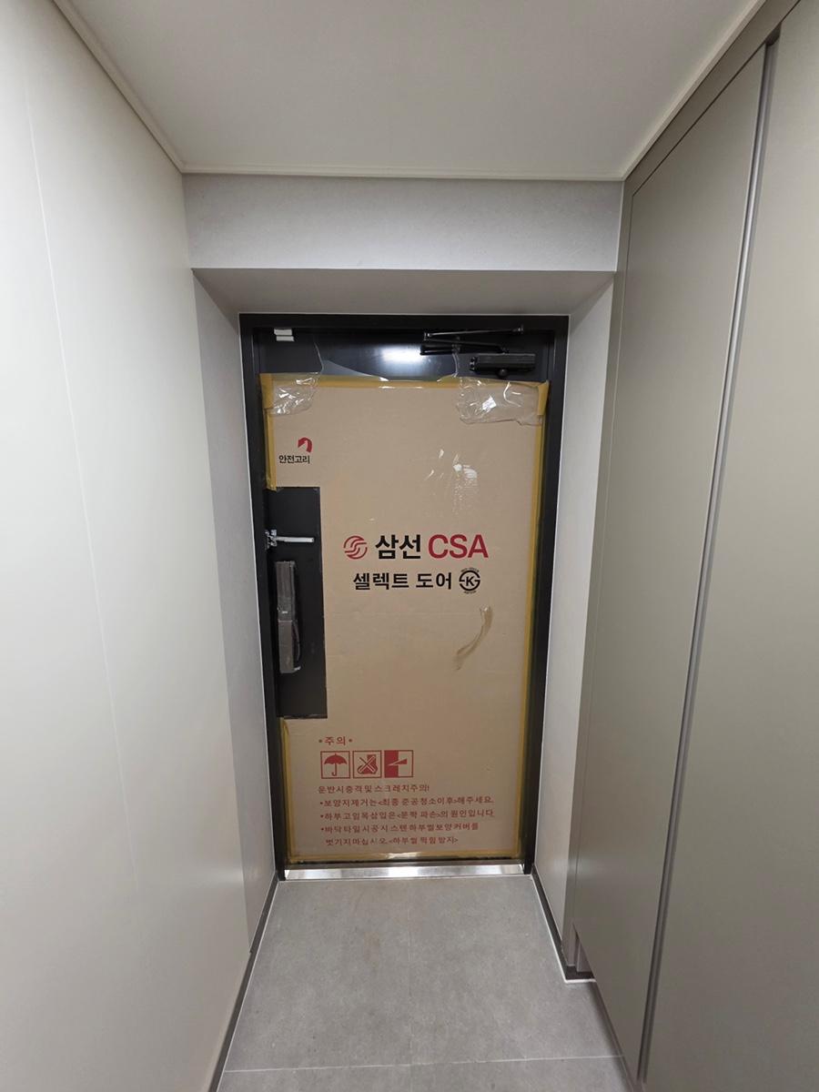 보라색 라벨이 붙은 도어가 있는 복도 현장