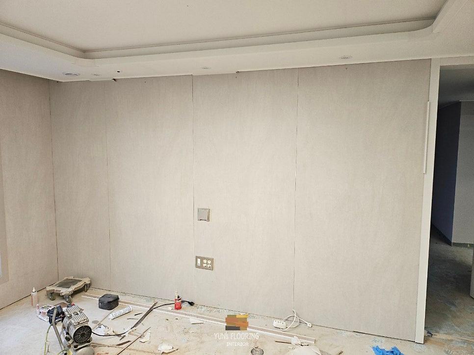작업 중인 벽면과 수공구의 모습