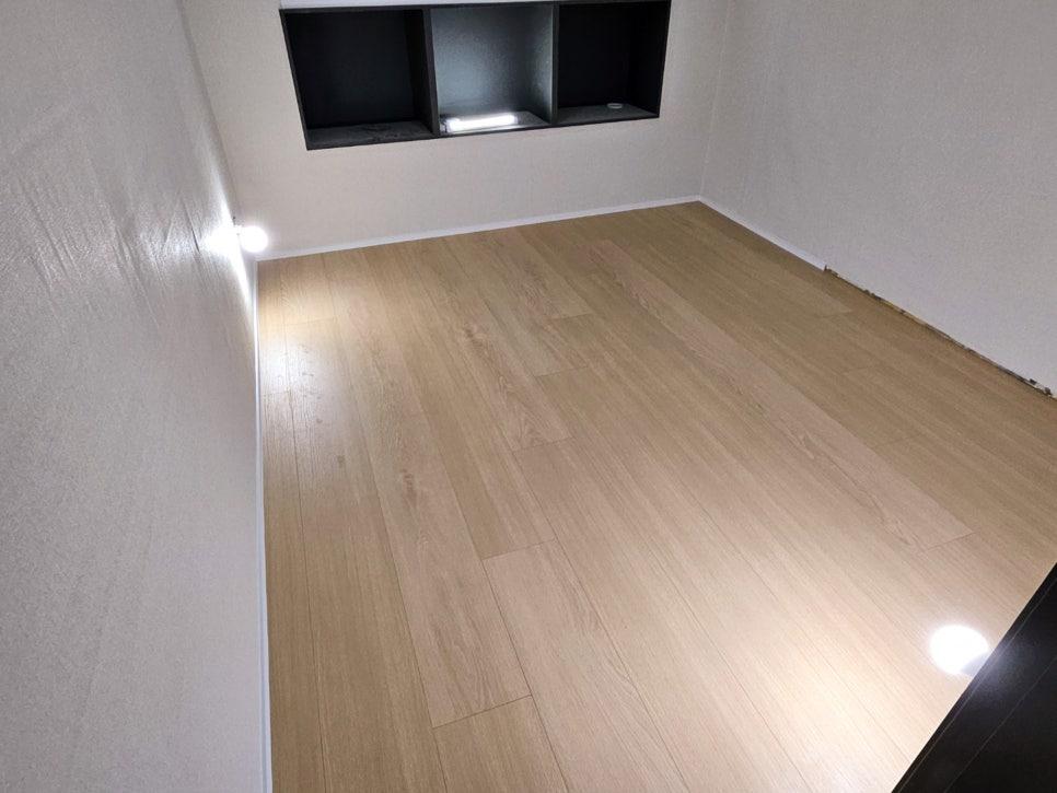 검은색 선반이 설치된 벽면과 목재 바닥