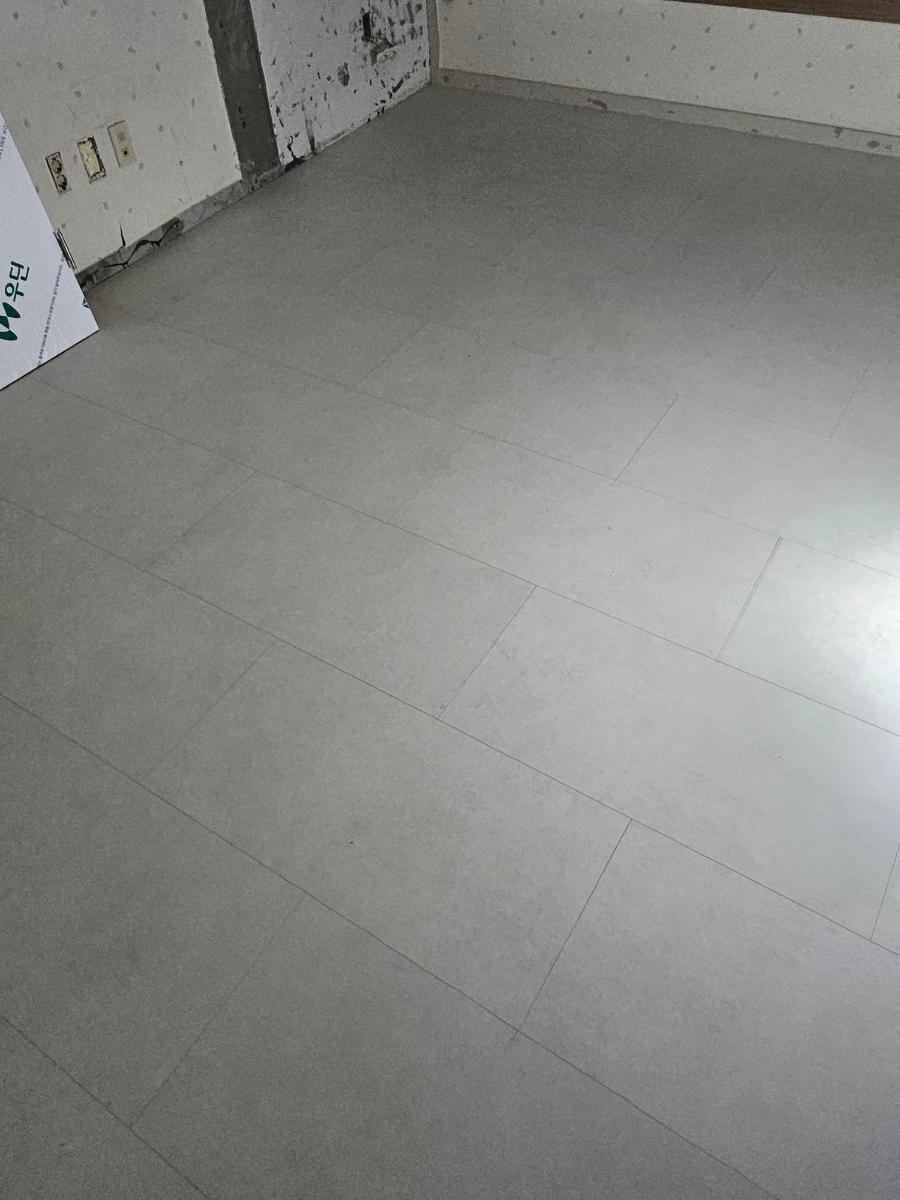 전기 소켓과 흰색 타일 바닥의 접점