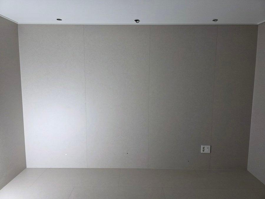 벽면 자재가 채워지며 공간의 틀이 잡혀가는 모습