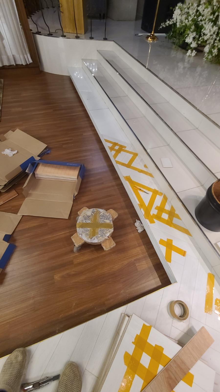 흰색 타일 벽면과 나무 바닥의 경계