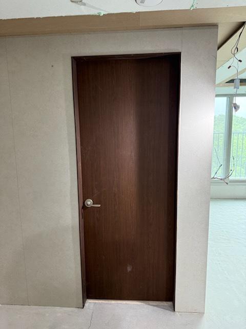 검은색 목재 도어와 벽면 마감 상태