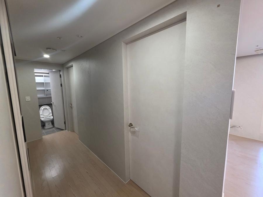 모던하고 정돈된 집의 전체적인 무드