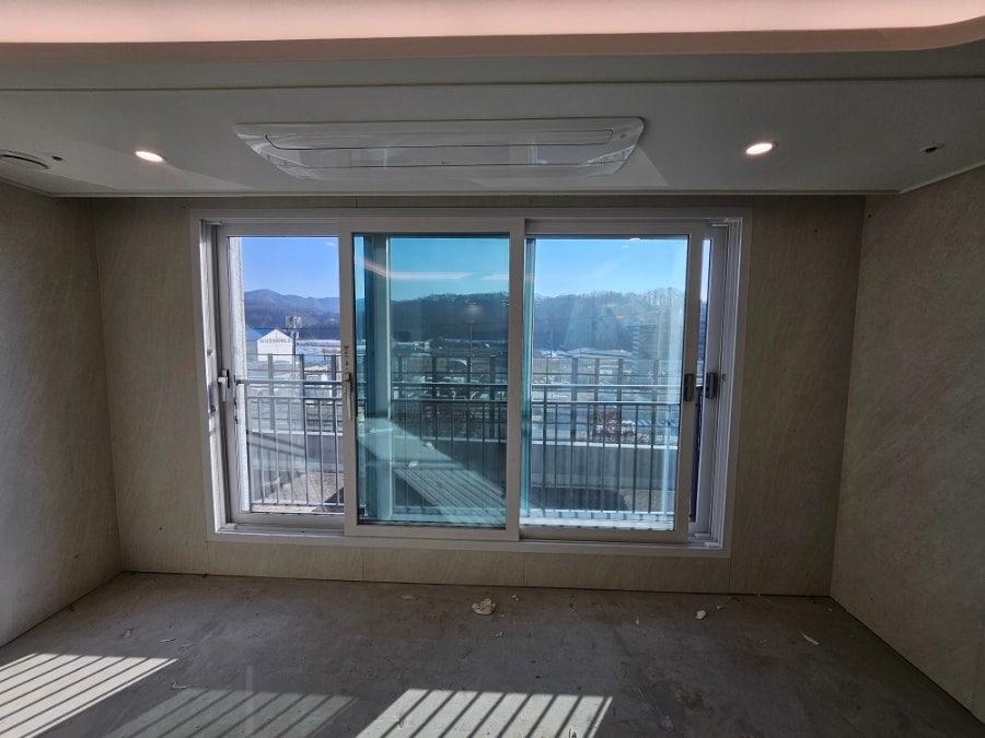 스테인리스 LED 라인 조명과 베이지색 벽면의 조화