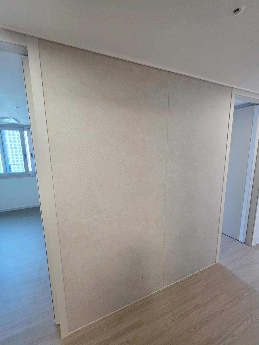 베이지색 수납장과 목재 바닥의 드레스룸